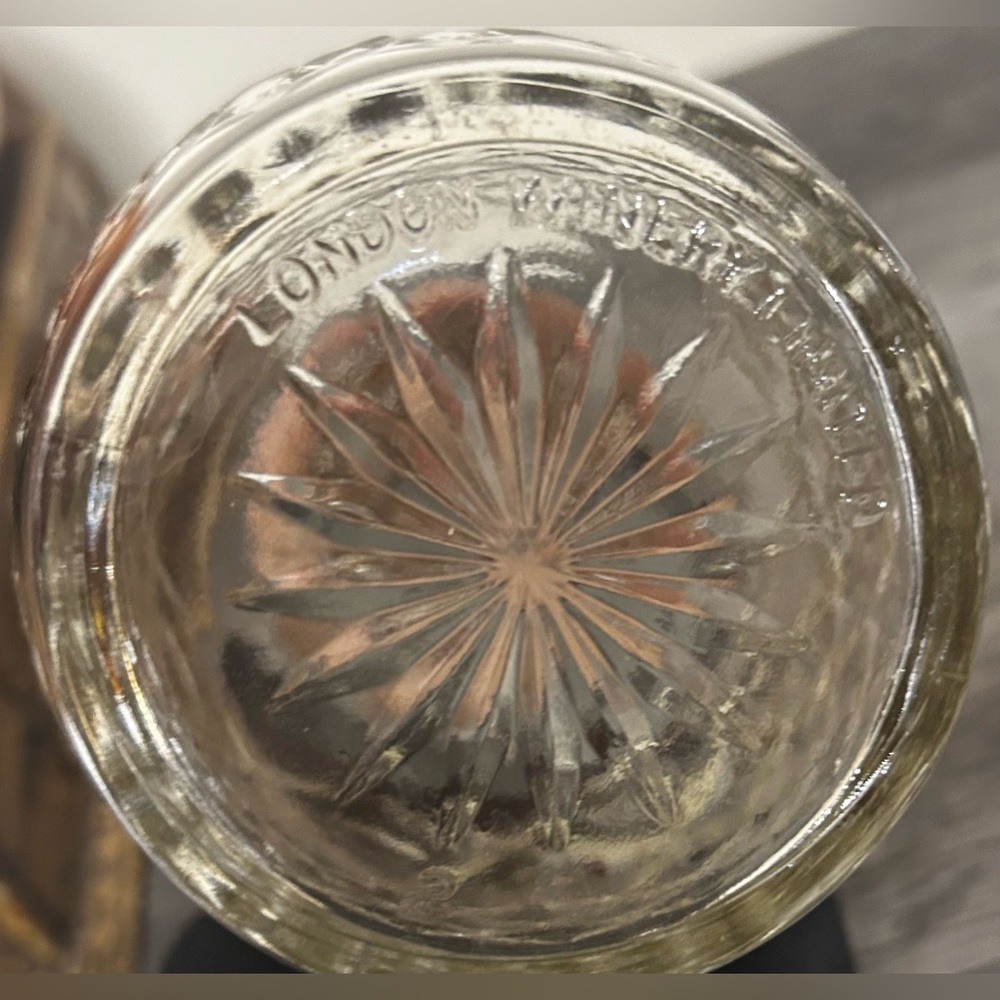 London Winery Crystal Decanter - Picture 4 of 4